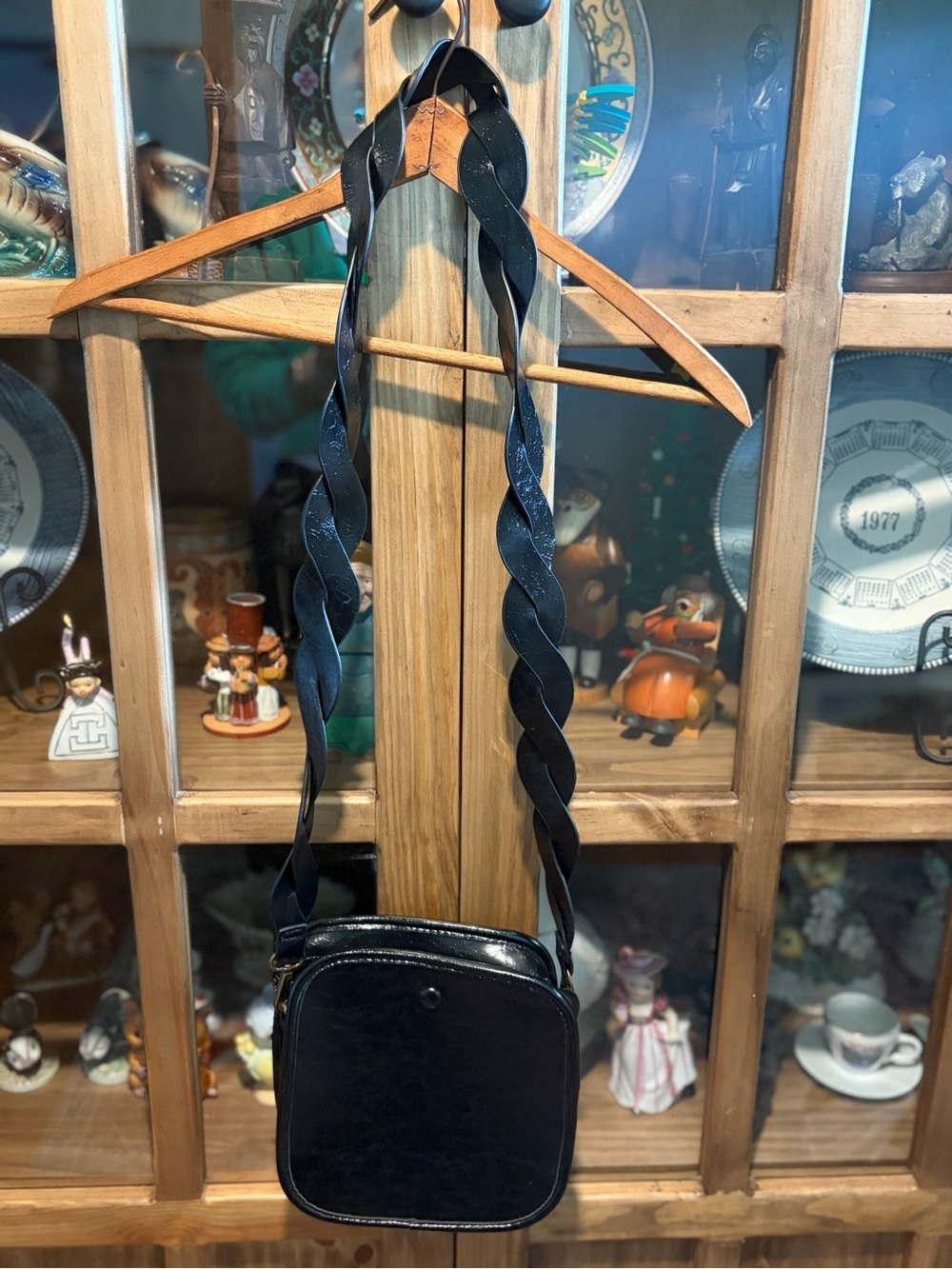 Black Women's Crossbody Bag with Sculpted Strap - Picture 2 of 8